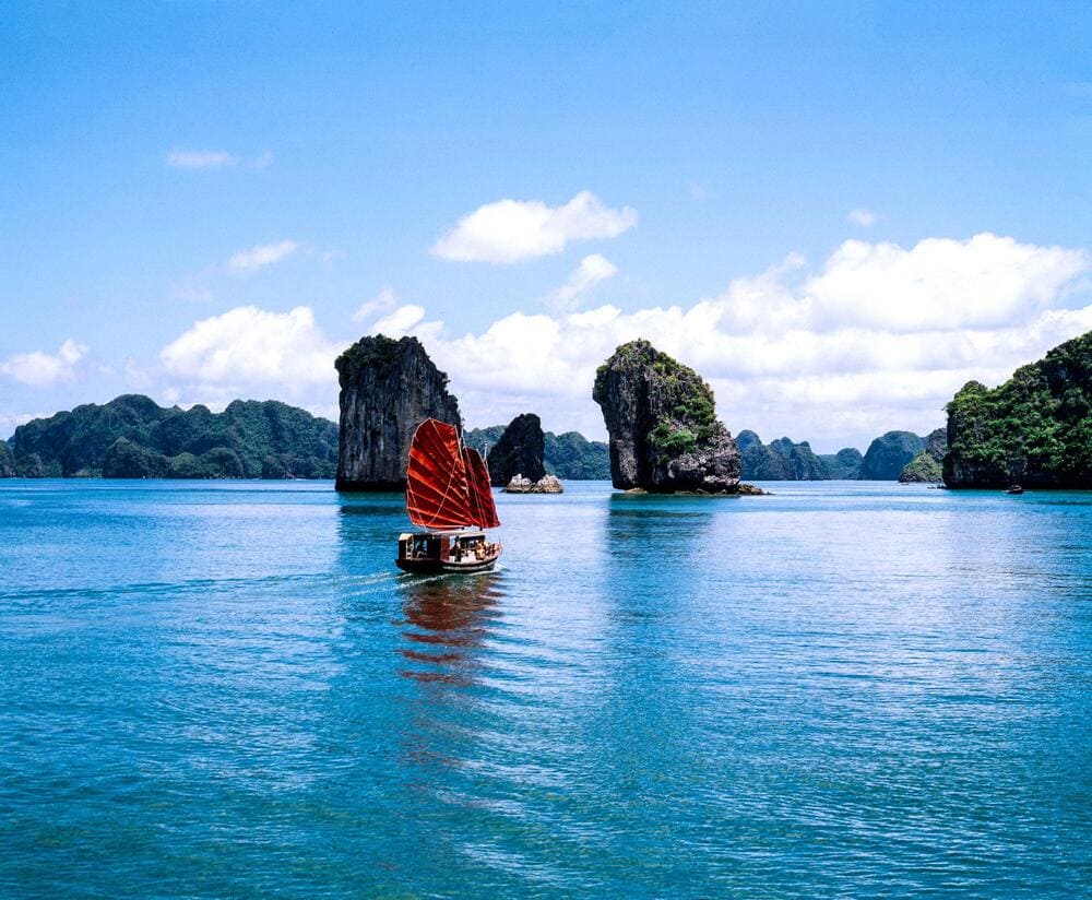 For visitors who want to enjoy high-class services, taking a cruise and staying overnight on Ha Long Bay is the ideal experience